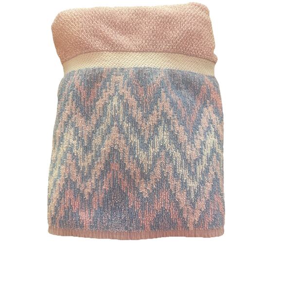 EUC Vintage Fieldcrest Royal Velvet Bath Towel Combed Cotton Loops Pink Zig Zag - Picture 1 of 5
